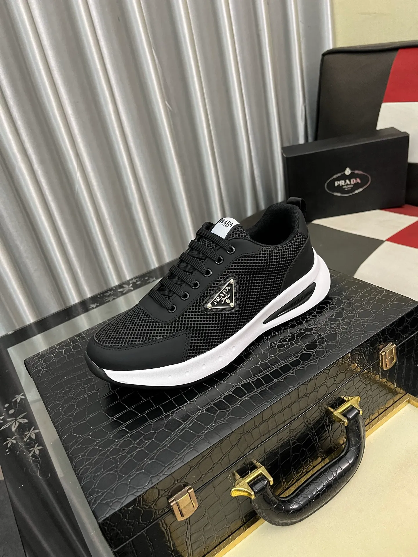 Men's shoes 💰440⌚️⌚️ PRADA [Prada] popular men's shoes, casual shoes and sports shoes! High-end quality 🍀 The upper is made of imported original cowhide 💥 cowhide lining; the original molded outsole. The style is upright and elegant, comfortable and versatile💪 Three quality guarantees Size number: 38-44, 4️⃣ colors available